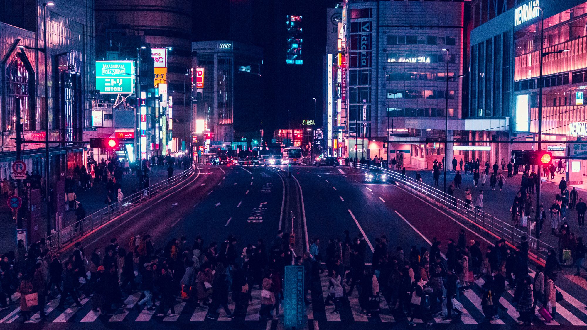 Menschen, die die Straße am Shinjuku-Bahnhof in Tokio überqueren. Foto: Vu-Minh Nguyen.