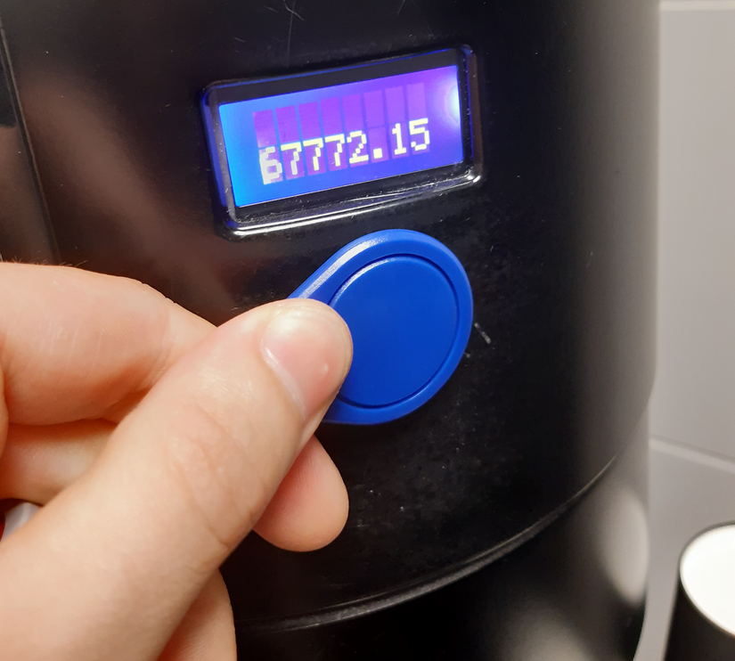 El lector es demasiado pequeño para mostrar el número completo de 167.772,15, que equivale al valor en euros insertado en la etiqueta. Foto: Polle Vanhoof.