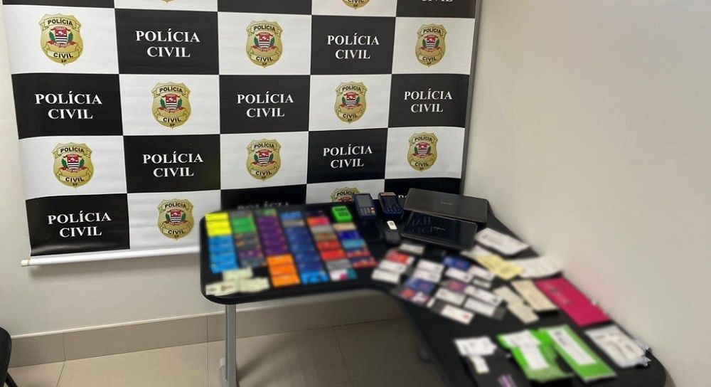 Se está analizando el material incautado.  La policía busca buscar más información además de otros miembros de la pandilla con el análisis de las incautaciones.  Foto: Policía Civil del Estado de São Paulo.