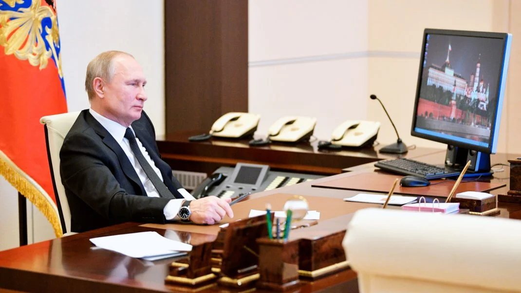 Russian President Vladmir Putin running Windows XP on a government machine. Photo: Kremlin.